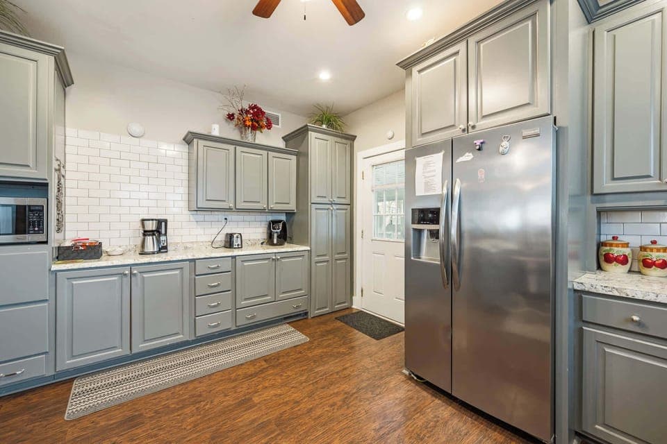 Fully Equipped Kitchen with Coffee Bar 