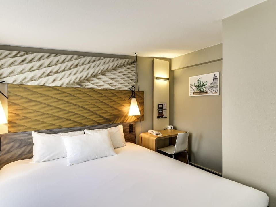 Standard Room, 1 Double Bed | In-room safe, desk, soundproofing, free WiFi