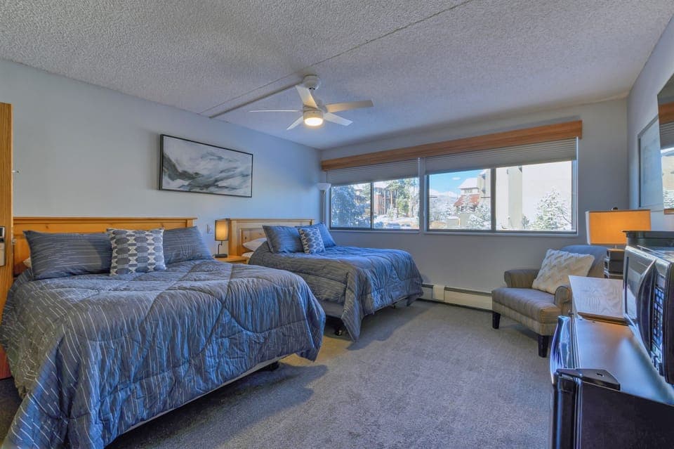 2 Double Beds
