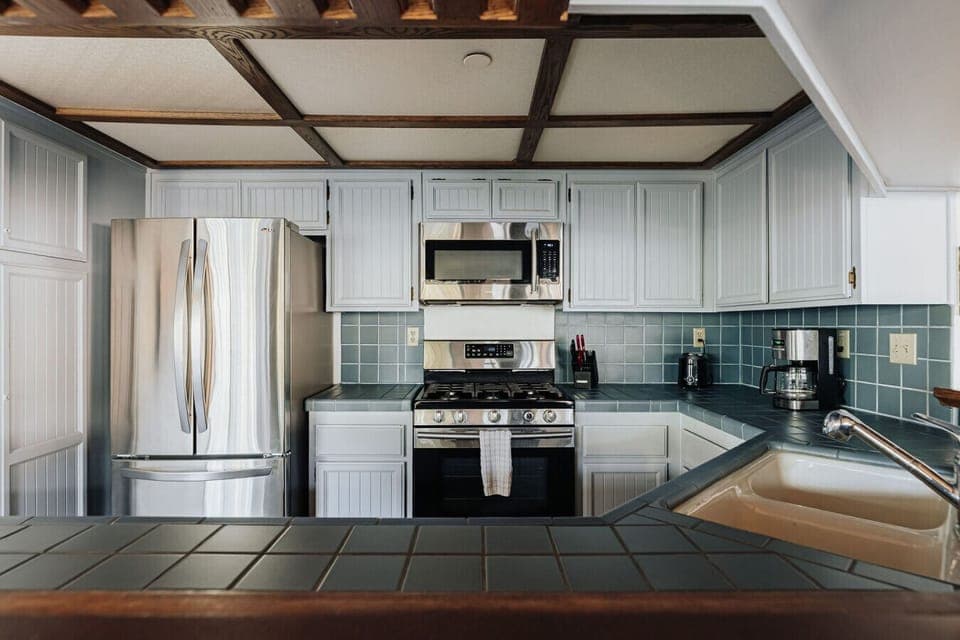Blue toned lakeside kitchen!