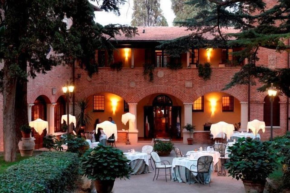 Breakfast, lunch, dinner served; local cuisine, pool views 