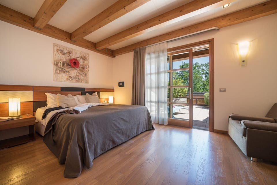 Standard Room, Balcony (beach access included) | Minibar, in-room safe, desk, free cribs/infant beds