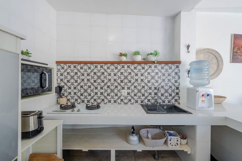 Fridge, microwave, stovetop, cookware/dishes/utensils