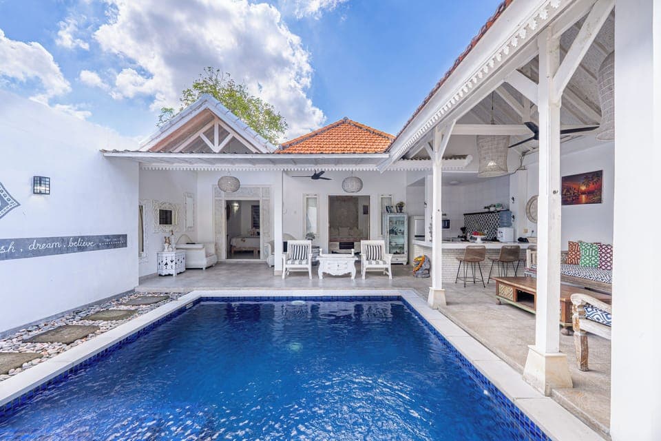 Outdoor pool, pool umbrellas, sun loungers