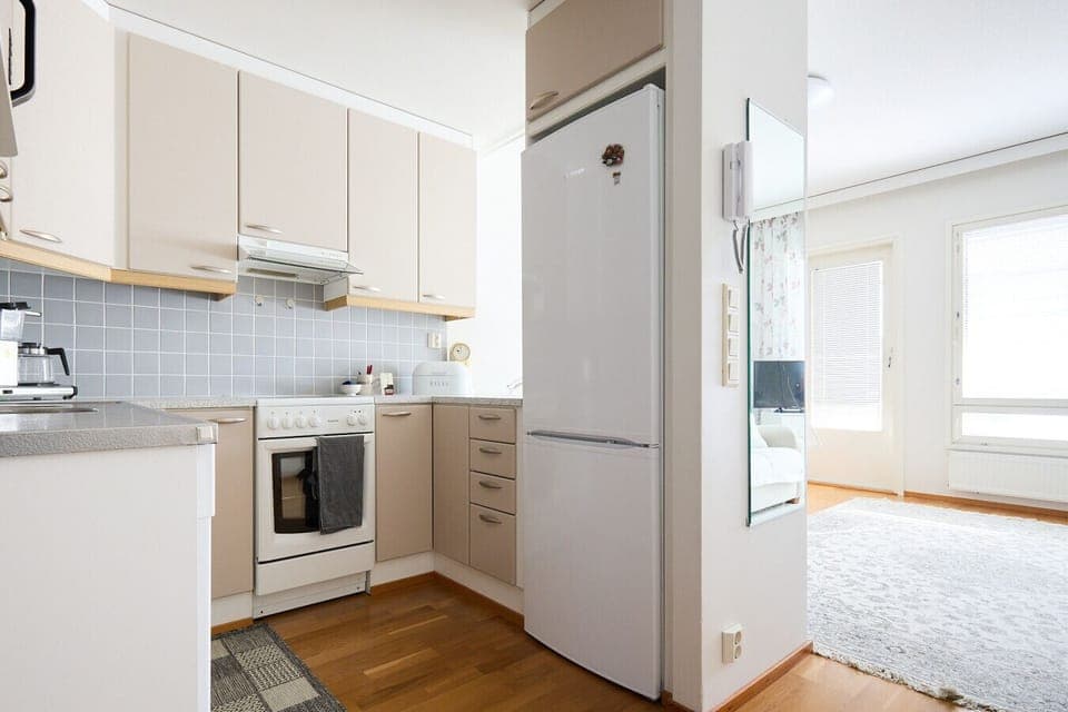This fully equipped kitchen features modern appliances, including a full-sized fridge and oven, making it easy to prepare everything from quick breakfasts to gourmet dinners. Complementary coffee and tea facilities are provided to start your day right.