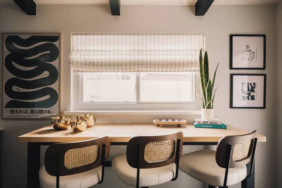 Work Nook / Breakfast Nook — Sunny seating area with natural light, perfect for working or enjoying a morning coffee.