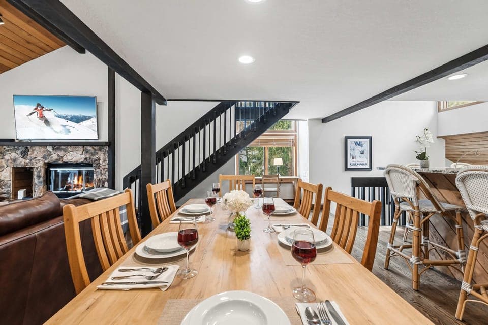 Dining area: Seating for 8, barstools, main floor
