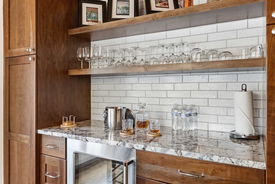 Breakfast nook with seating for 4 and wet bar.
