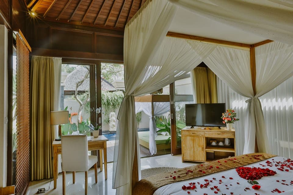 In-room safe, desk, laptop workspace, blackout drapes