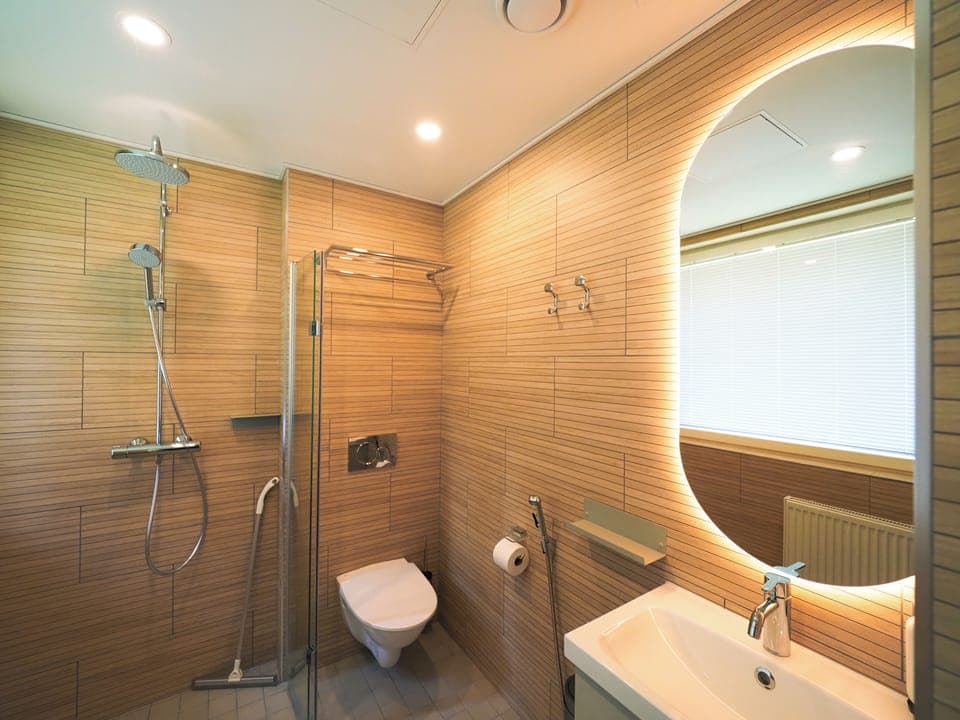 Deluxe Room | Bathroom | Shower, towels, toilet paper