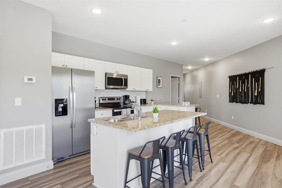 Pull up a seat and join in—this first bar area keeps everyone close while meals come together. Coffee, snacks, conversations… it all starts right here.