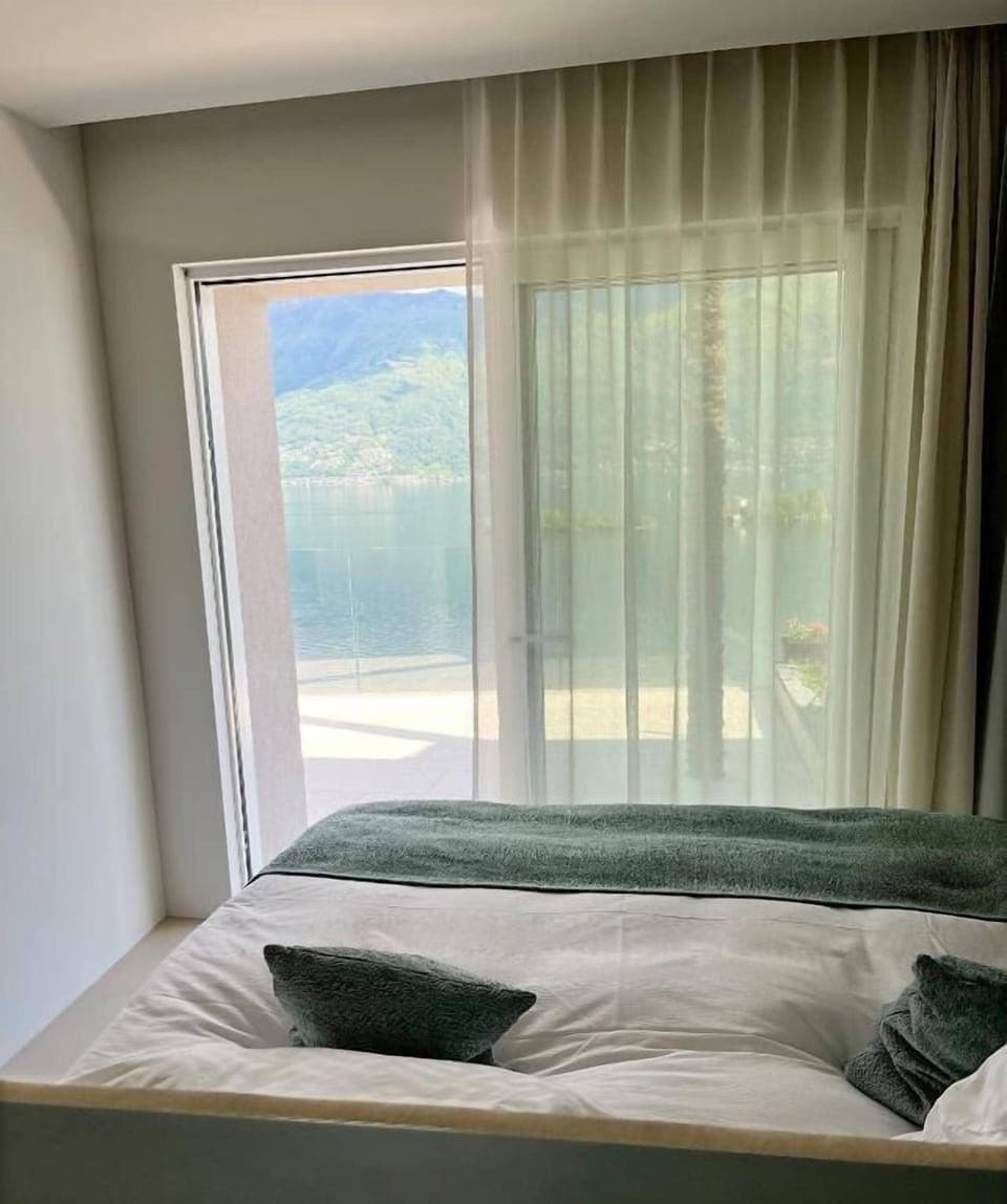 Luxury Suite, Balcony, Lake View | In-room safe, Internet, alarm clocks