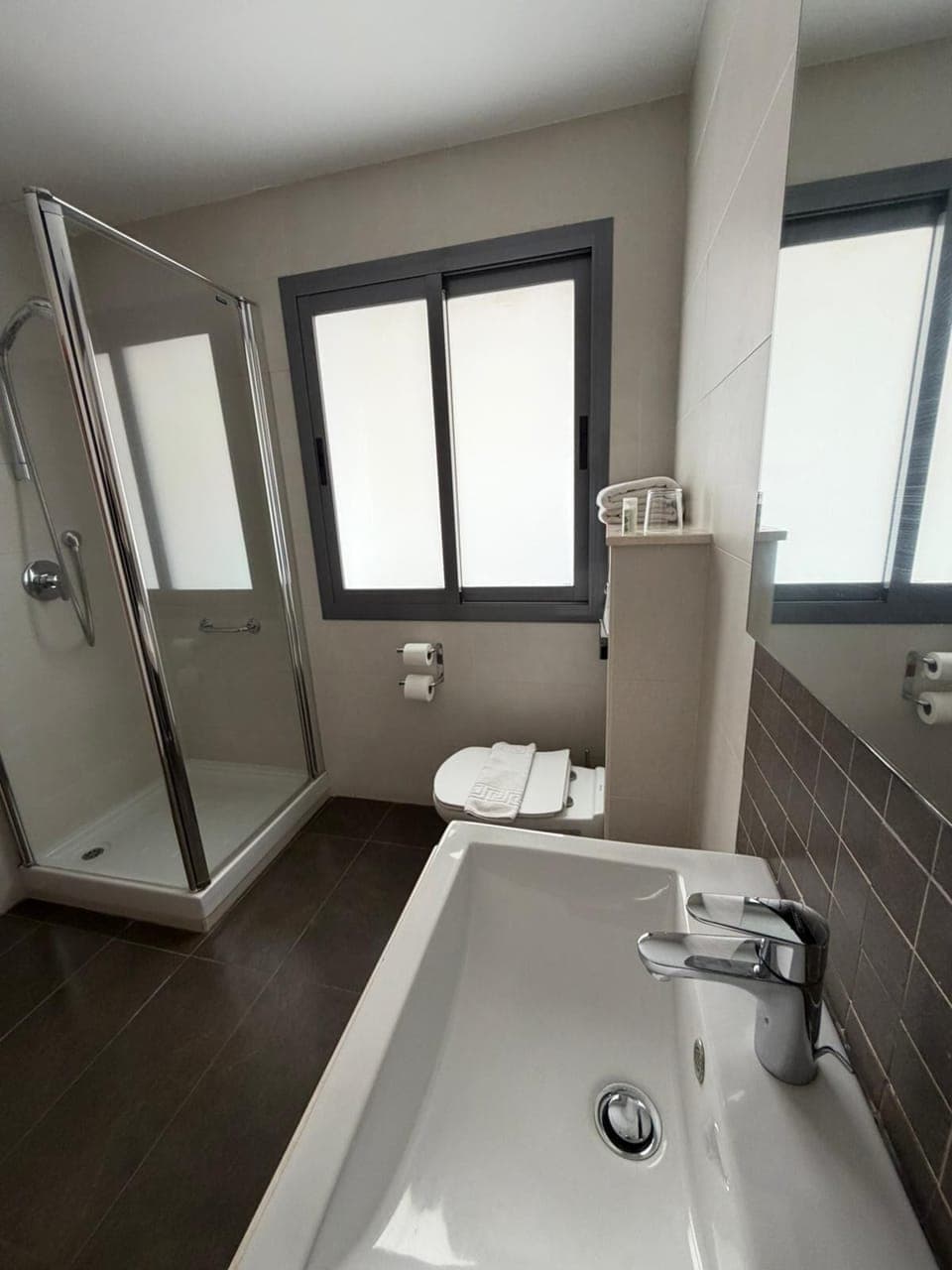 Superior Suite, City View | Bathroom | Shower, free toiletries, hair dryer, towels