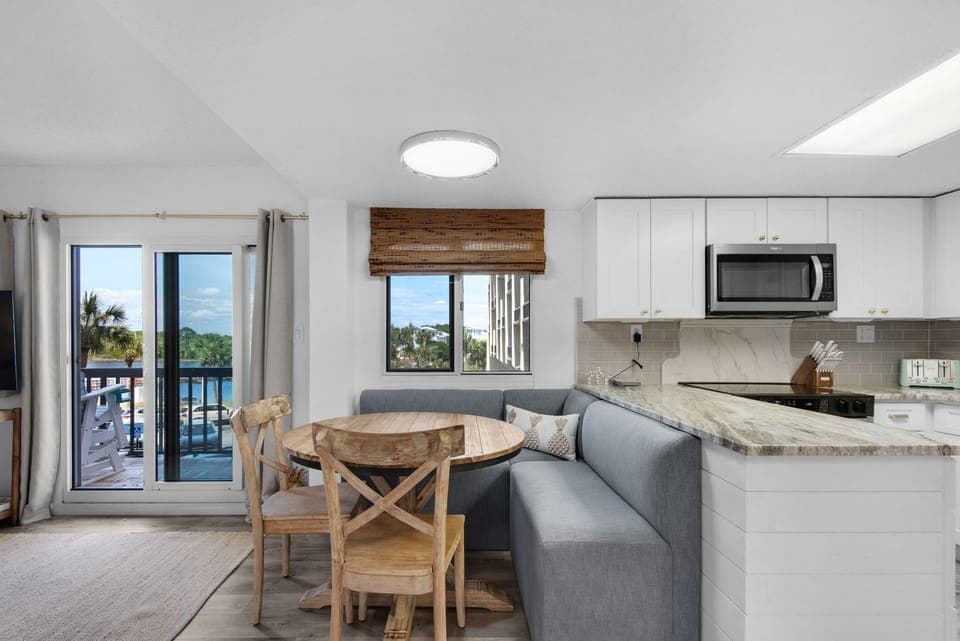 Pinnacle Port A140 Dining & Kitchen area