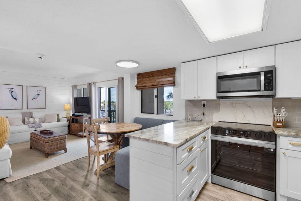 Pinnacle Port A140 Dining & Kitchen area