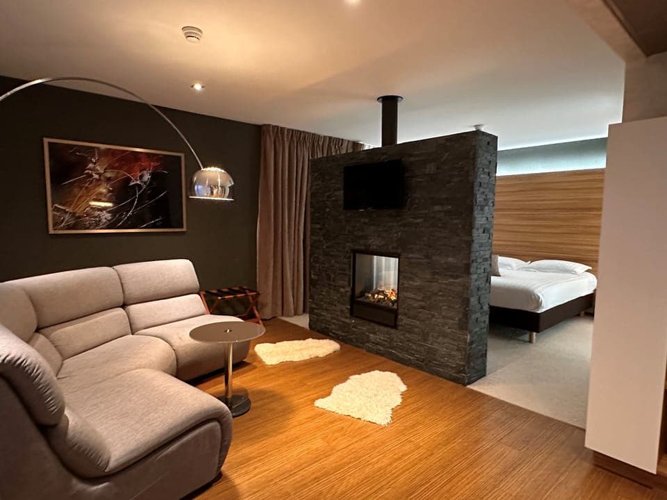 Suite | Premium bedding, desk, soundproofing, free cribs/infant beds