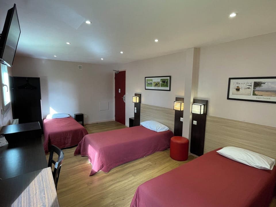 Triple Room | Desk, free WiFi, bed sheets, wheelchair access