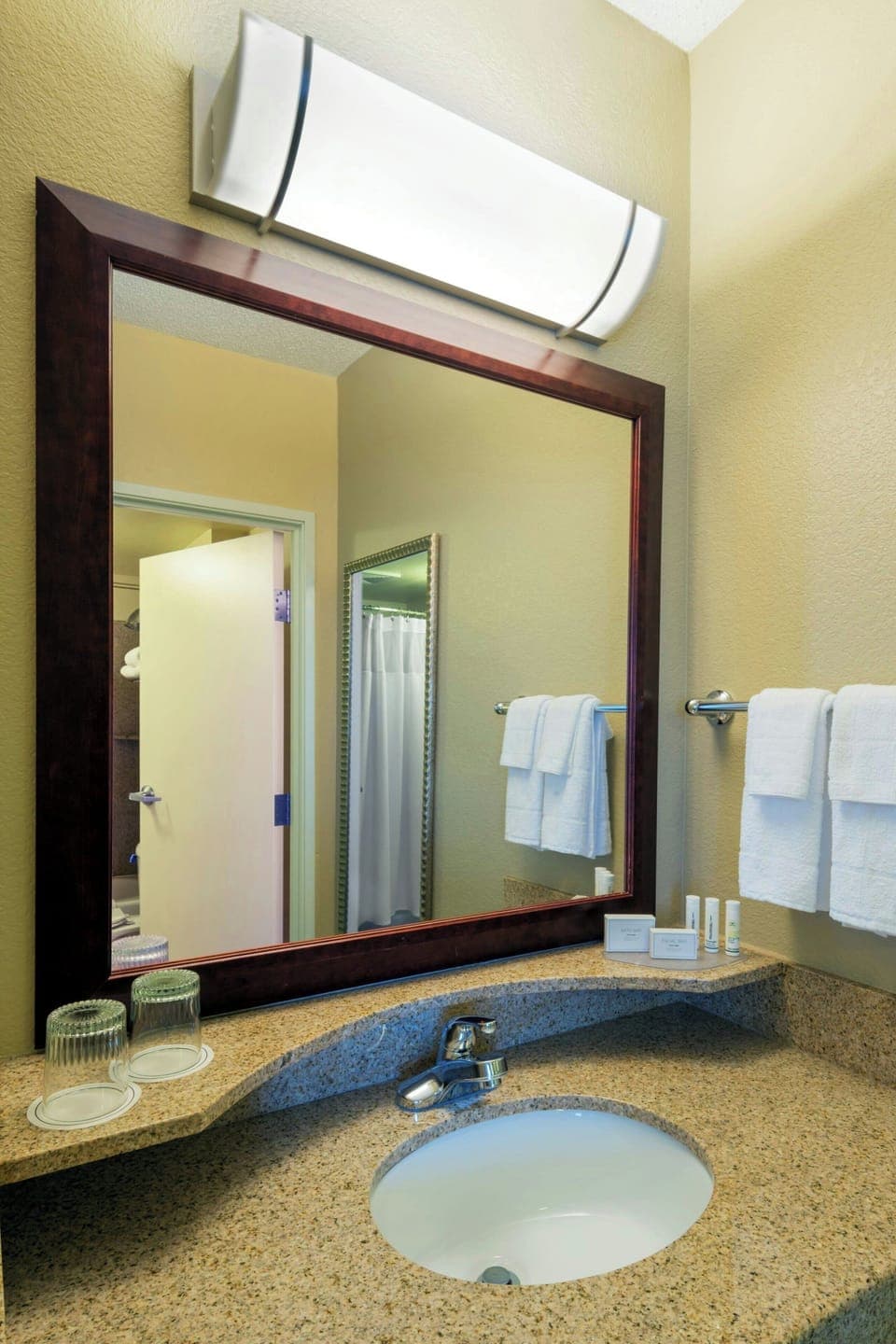 Combined shower/tub, free toiletries, hair dryer, towels