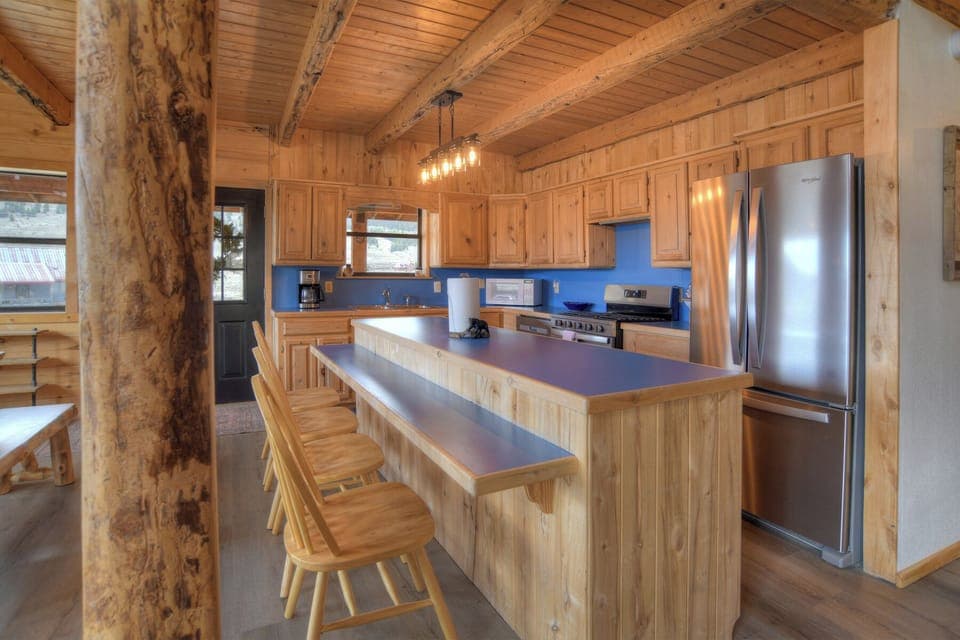 Bristol Head Retreat - Open-concept living area featuring a fully equipped kitchen with stainless steel appliances, and a dining area with plenty of seating.