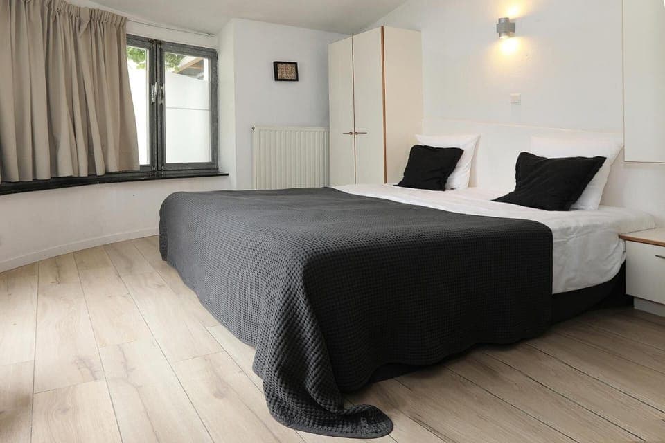 Desk, cribs/infant beds, free WiFi