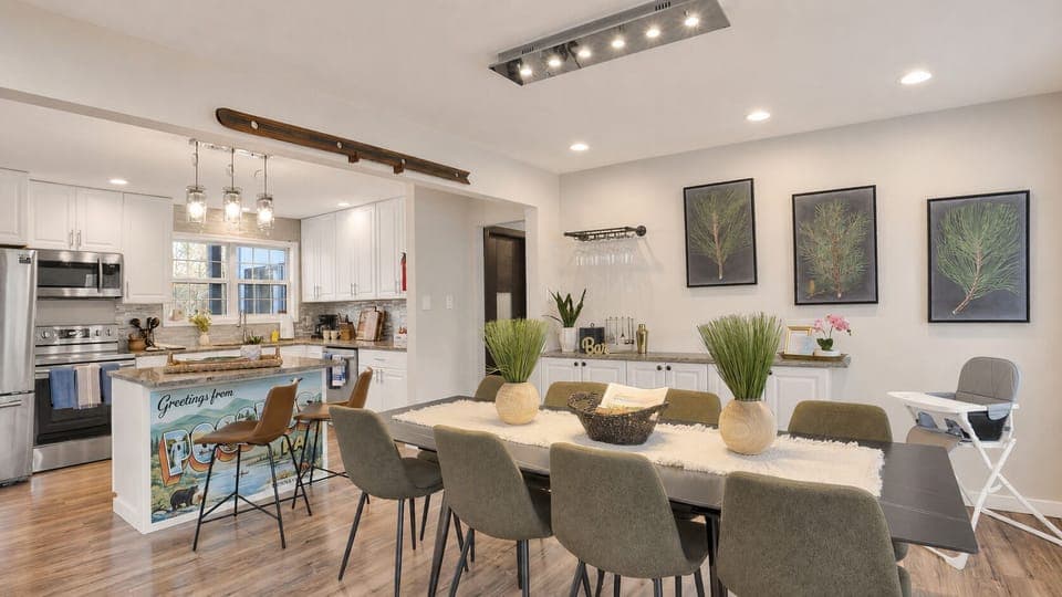 🪟 Watch sunlight dance across the floor as you enjoy breakfast, game-night snacks, or long family dinners that stretch into evening.