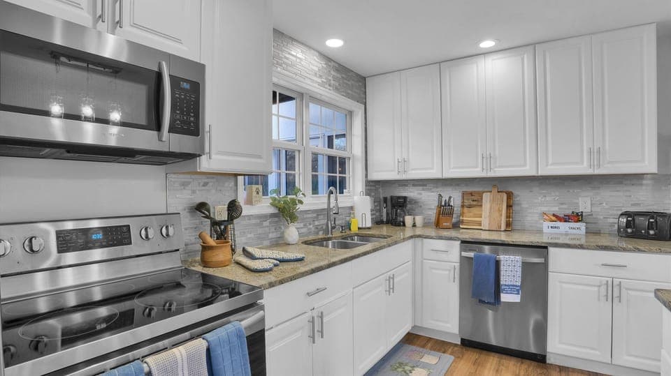 🍳 Whip up anything from pancakes to pasta in a fully stocked kitchen lined with stainless steel and crisp white cabinetry.
