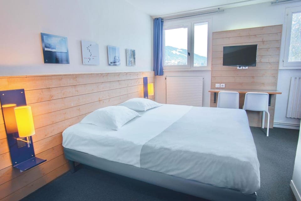 Desk, WiFi, bed sheets