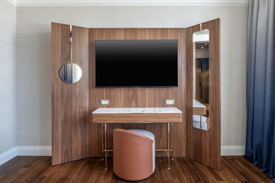 Executive Suite, 1 Bedroom | Premium bedding, down comforters, minibar, in-room safe