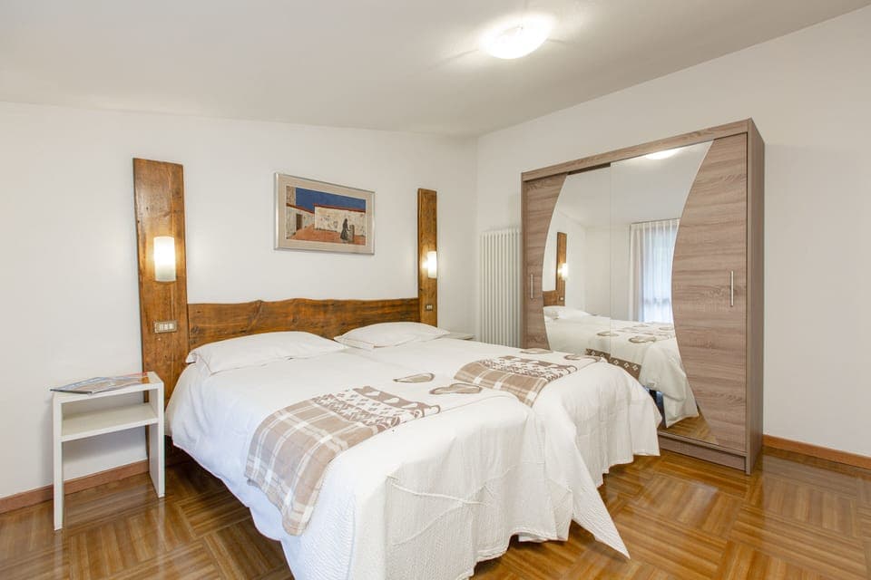 Standard Double or Twin Room, Mountain View | In-room safe, desk, free WiFi, bed sheets