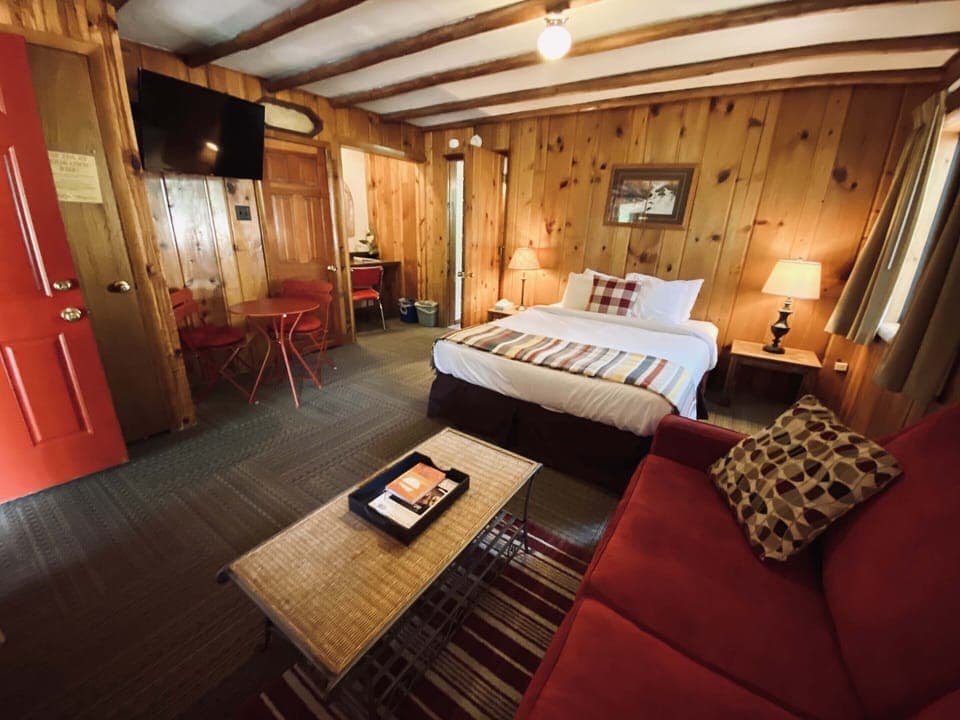 Hideaway Suite | Desk, laptop workspace, iron/ironing board, free WiFi