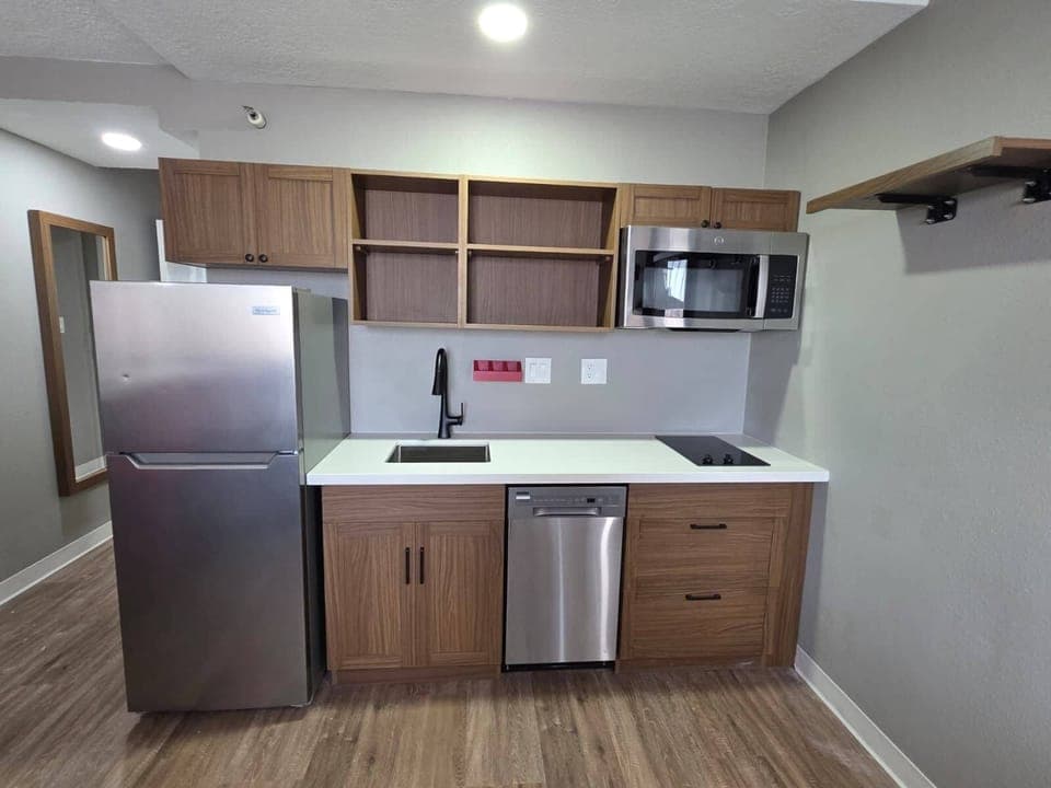 1 King Bed, Premier Tower Room, Full Kitchen, Walk-In Shower, Non-Smoking | Premium bedding, pillowtop beds, in-room safe, desk