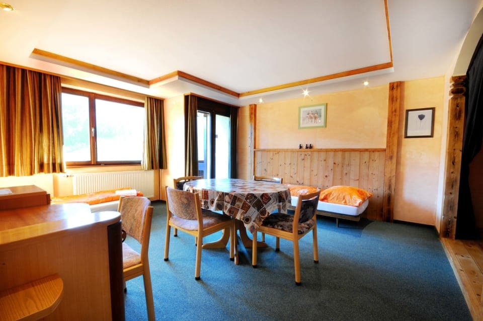 Apartment, 2 Bedrooms, Mountain View (Large) | Living area