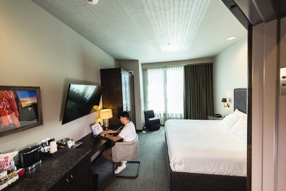 Deluxe Single Room, 1 King Bed, City View | Premium bedding, in-room safe, desk, laptop workspace