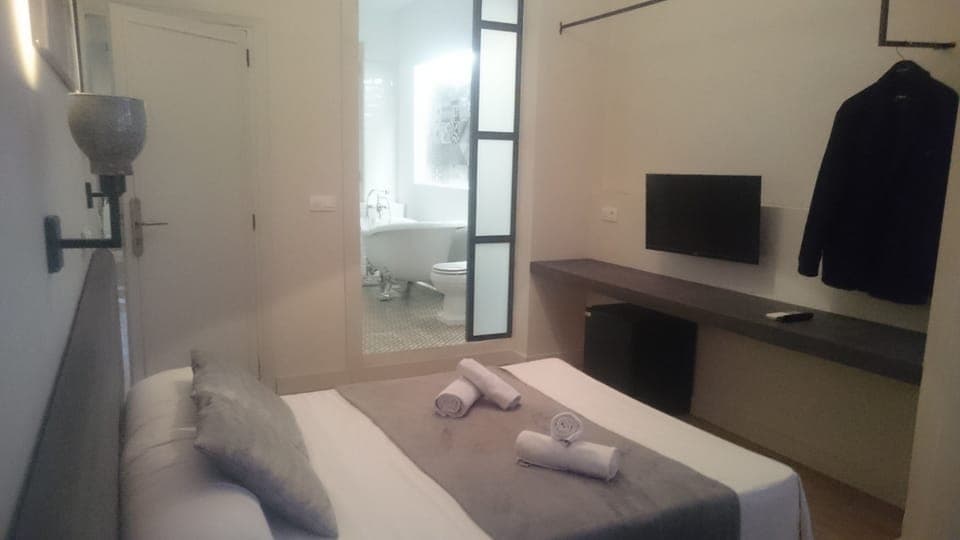 Double Room, Private Bathroom | Blackout drapes, free WiFi