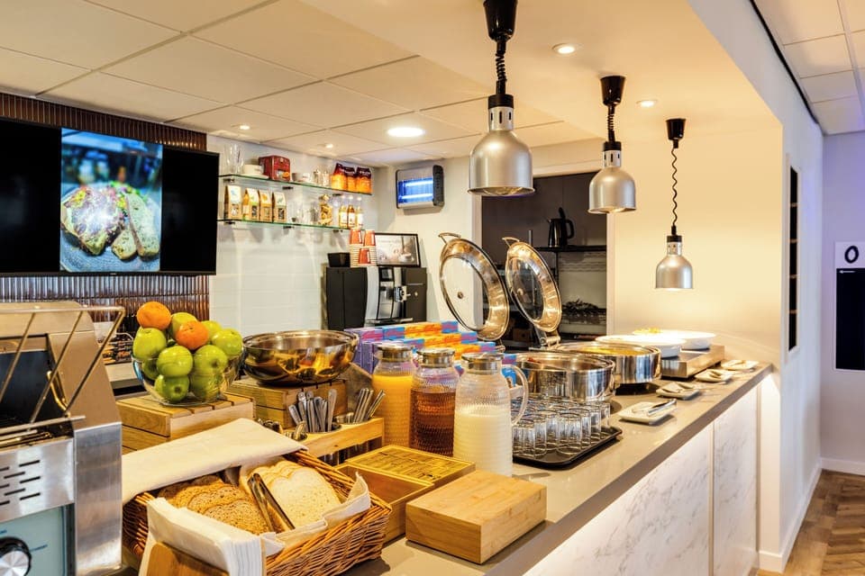 Daily buffet breakfast (GBP 10.90 per person)