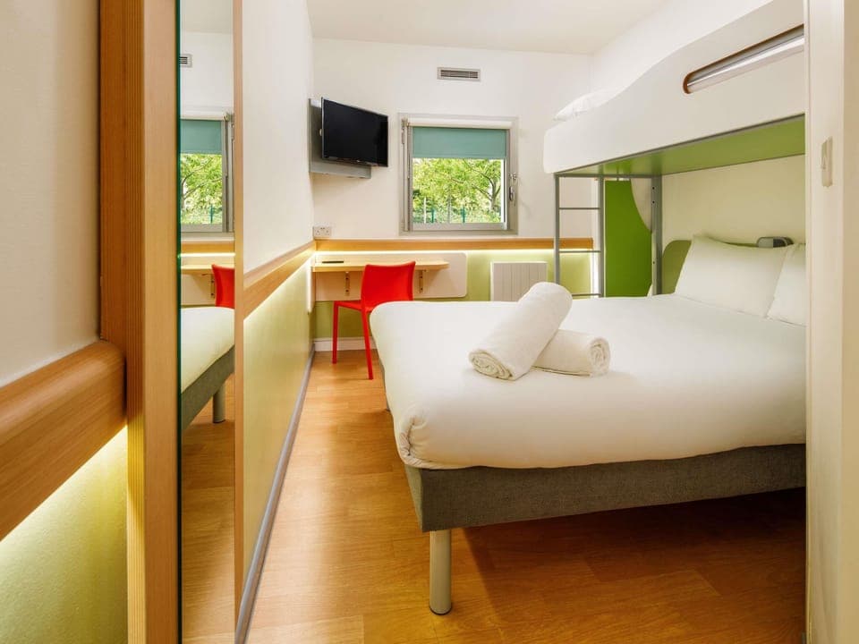 Triple Room, Multiple Beds | Desk, free cribs/infant beds, free WiFi, bed sheets