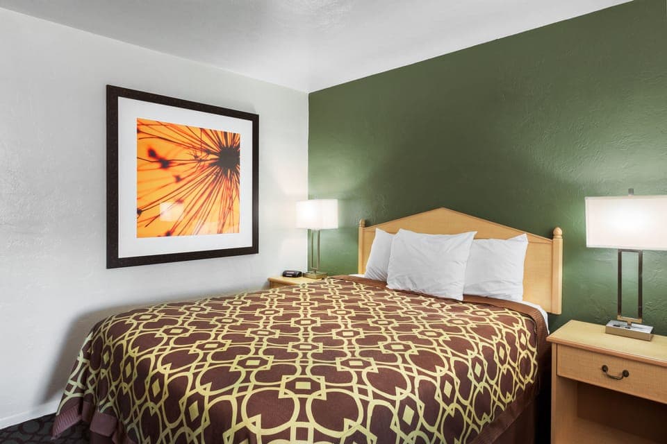 Standard Room, 1 Queen Bed, Non Smoking | Desk, blackout drapes, soundproofing, iron/ironing board