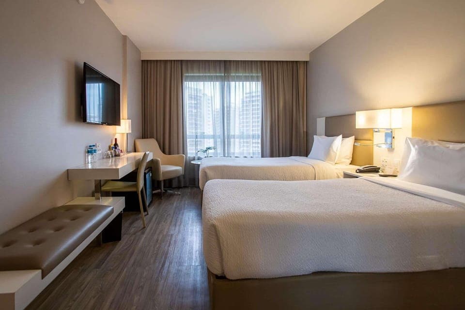 Quarto Superior Triplo Queen | Minibar, in-room safe, desk, laptop workspace