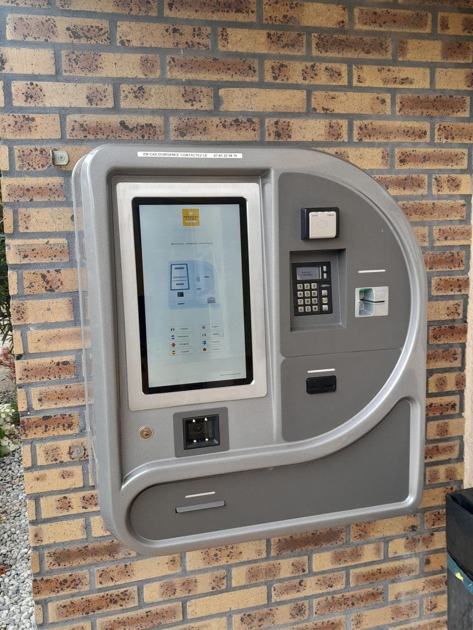 Check-in/check-out kiosk