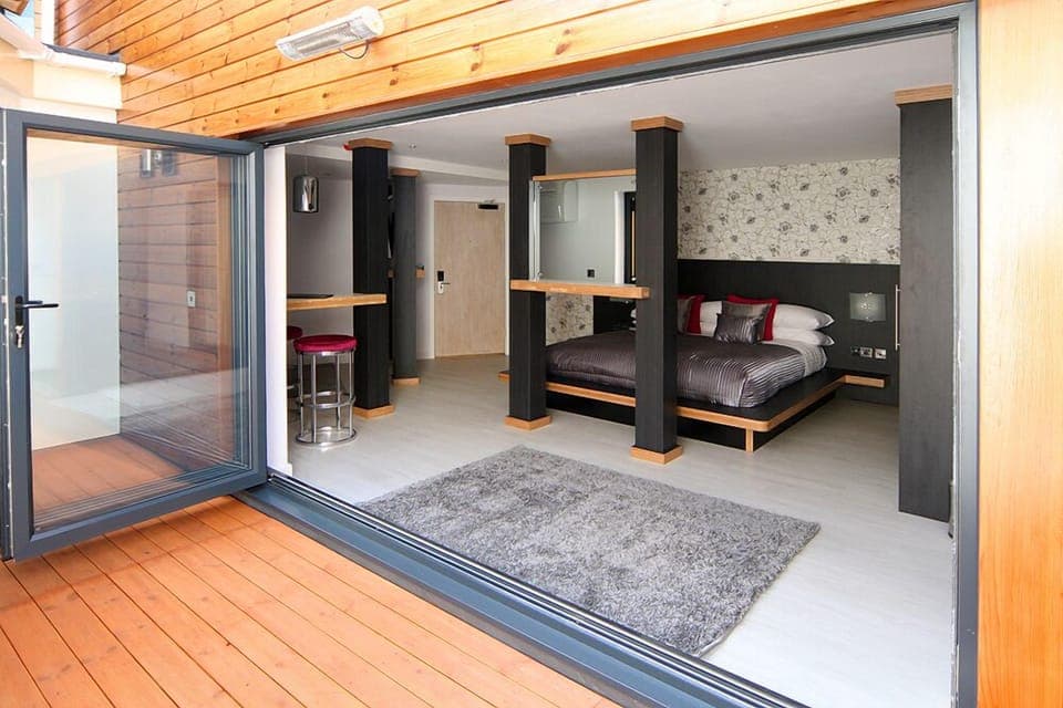 Suite, Hot Tub | Desk, iron/ironing board, free WiFi, bed sheets