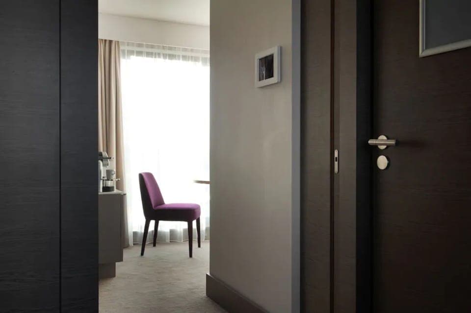 Suite, 1 King Bed, Non Smoking (with Sofabed) | Premium bedding, minibar, in-room safe, desk