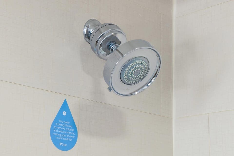 Combined shower/tub, free toiletries, hair dryer, towels