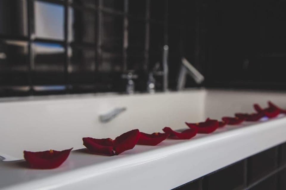 Suite (De Luxe Baignoire SPA) | Premium bedding, in-room safe, soundproofing, cribs/infant beds