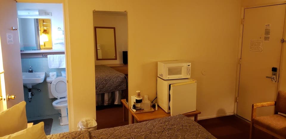 Standard Room, 1 King Bed | Bathroom | Free toiletries, hair dryer, towels
