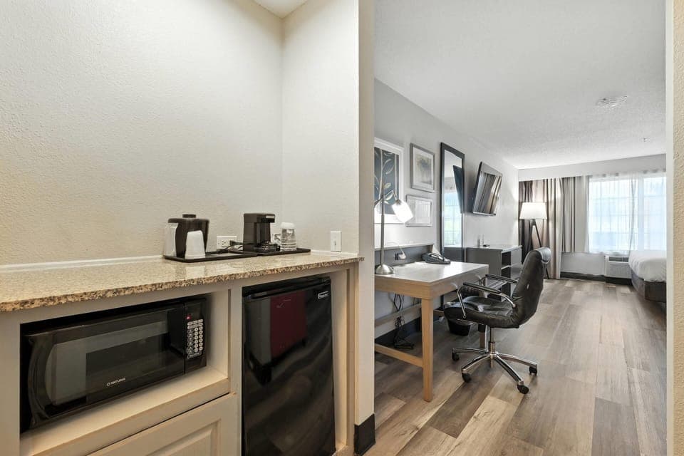 Studio Suite, 1 King Bed, Non Smoking | Desk, blackout drapes, iron/ironing board, free WiFi