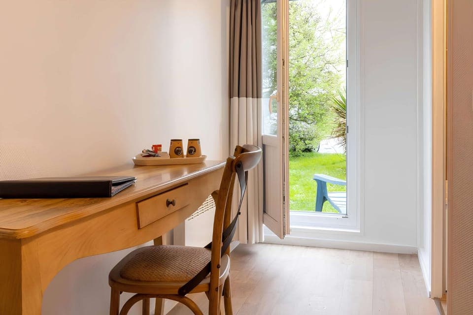 Desk, laptop workspace, soundproofing, free WiFi