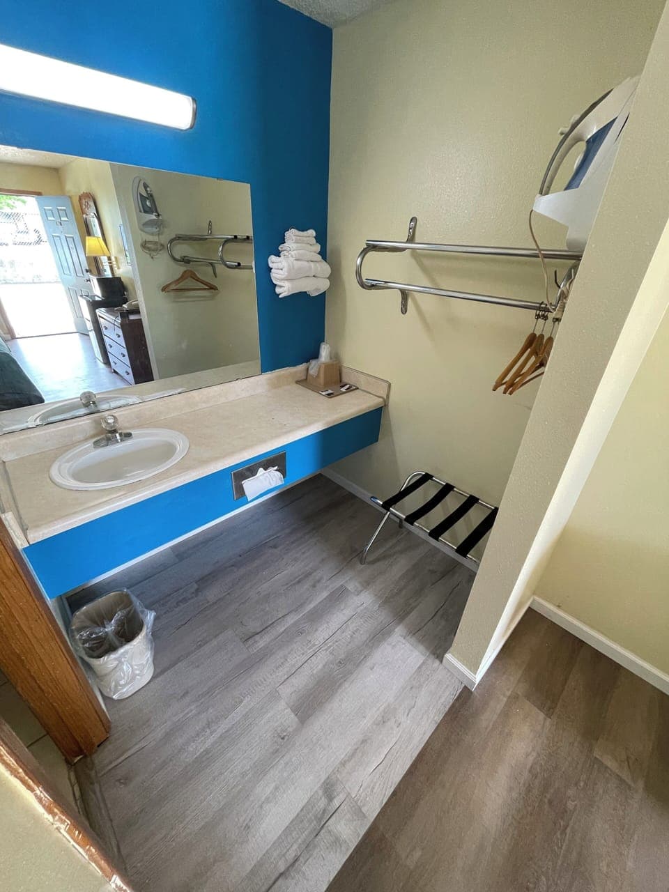 Standard Room, 1 King Bed, Non Smoking | Individually decorated, individually furnished, desk, blackout drapes