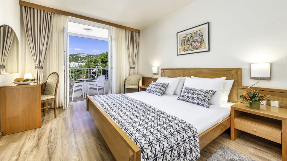 Standard Triple Room, Sea View | Minibar, desk, free cribs/infant beds, free WiFi