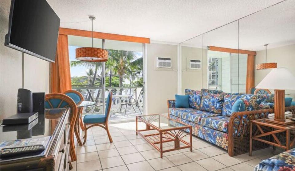 Studio Suite | Living area | TV