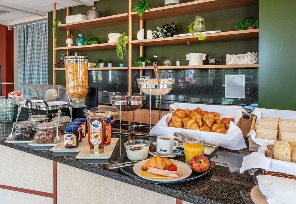 Daily buffet breakfast (CHF 18 per person)